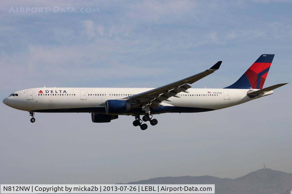 N812NW, 2006 Airbus A330-323 C/N 0784, Landing