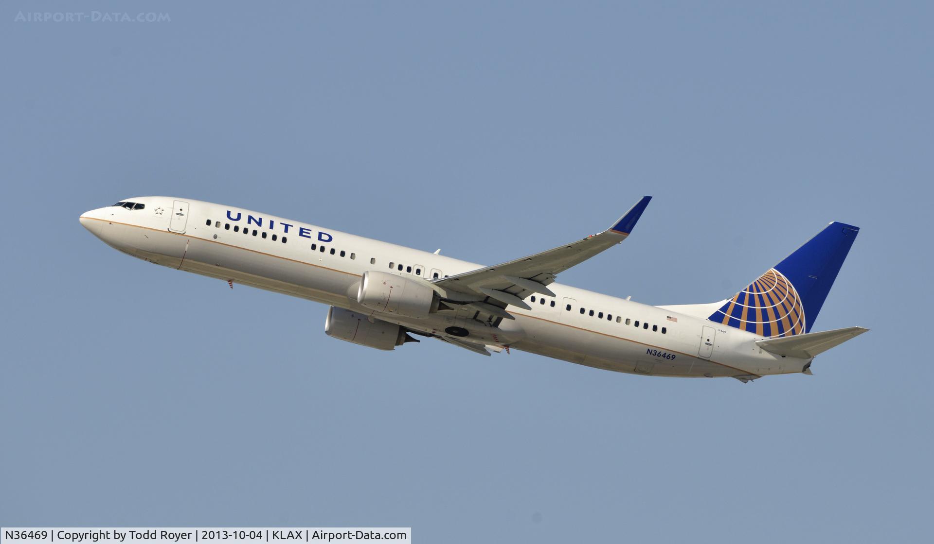 N36469, 2013 Boeing 737-924/ER C/N 36600, Departing LAX