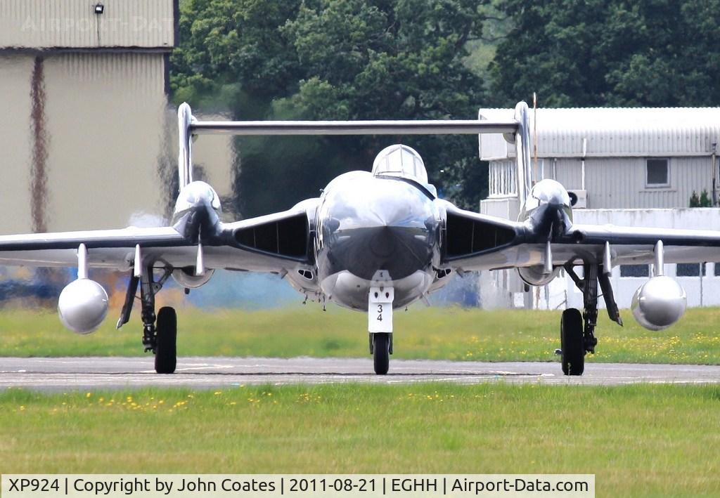 XP924, 1963 De Havilland DH-110 Sea Vixen D.3 C/N 10132, Taxiing to depart