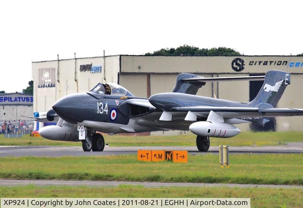 XP924, 1963 De Havilland DH-110 Sea Vixen D.3 C/N 10132, Taxiing to depart