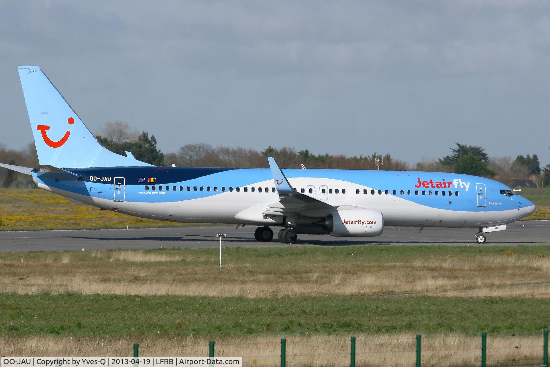 OO-JAU, 2013 Boeing 737-8K5 C/N 37250, Boeing 737-8K5, Taxiing to boarding area, Brest-Bretagne Airport (LFRB-BES)