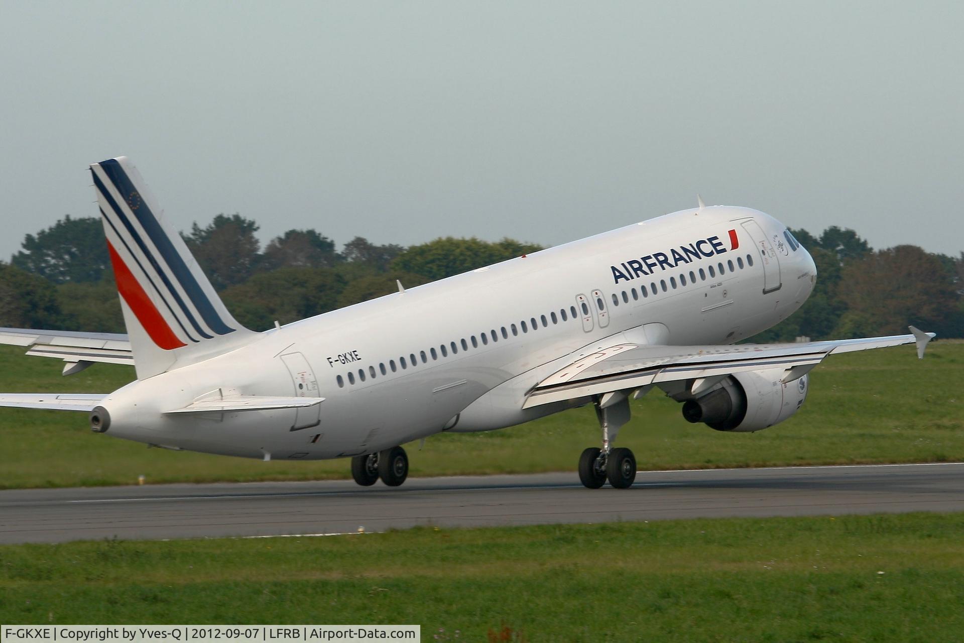 F-GKXE, 2002 Airbus A320-214 C/N 1879, Airbus A320-214, Take off Rwy 07R,  Brest-Bretagne Airport (LFRB-BES)