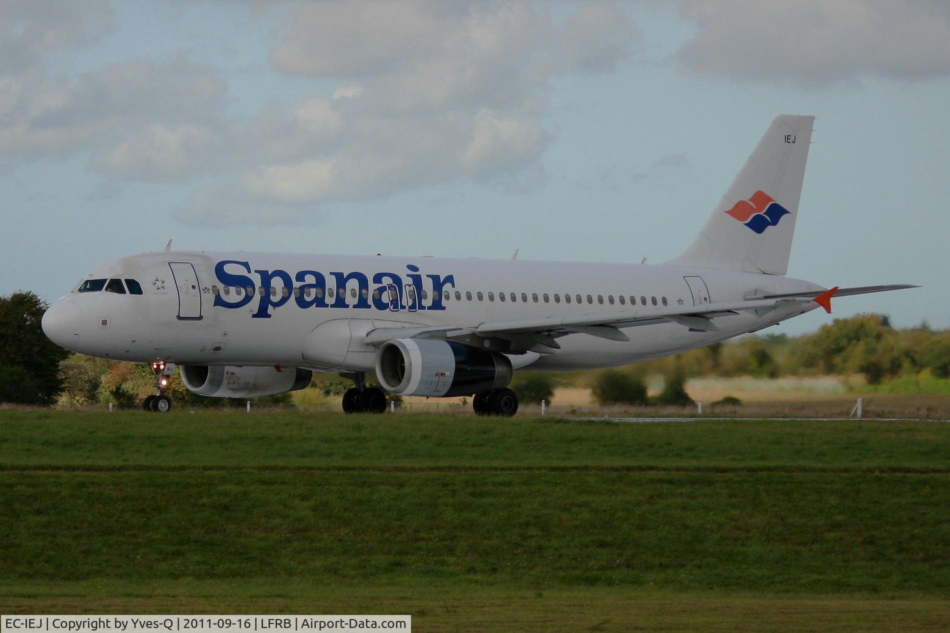 EC-IEJ, 2002 Airbus A320-232 C/N 1749, Airbus A320-232, Take off run Rwy 25L, Brest-Bretagne Airport (LFRB-BES)