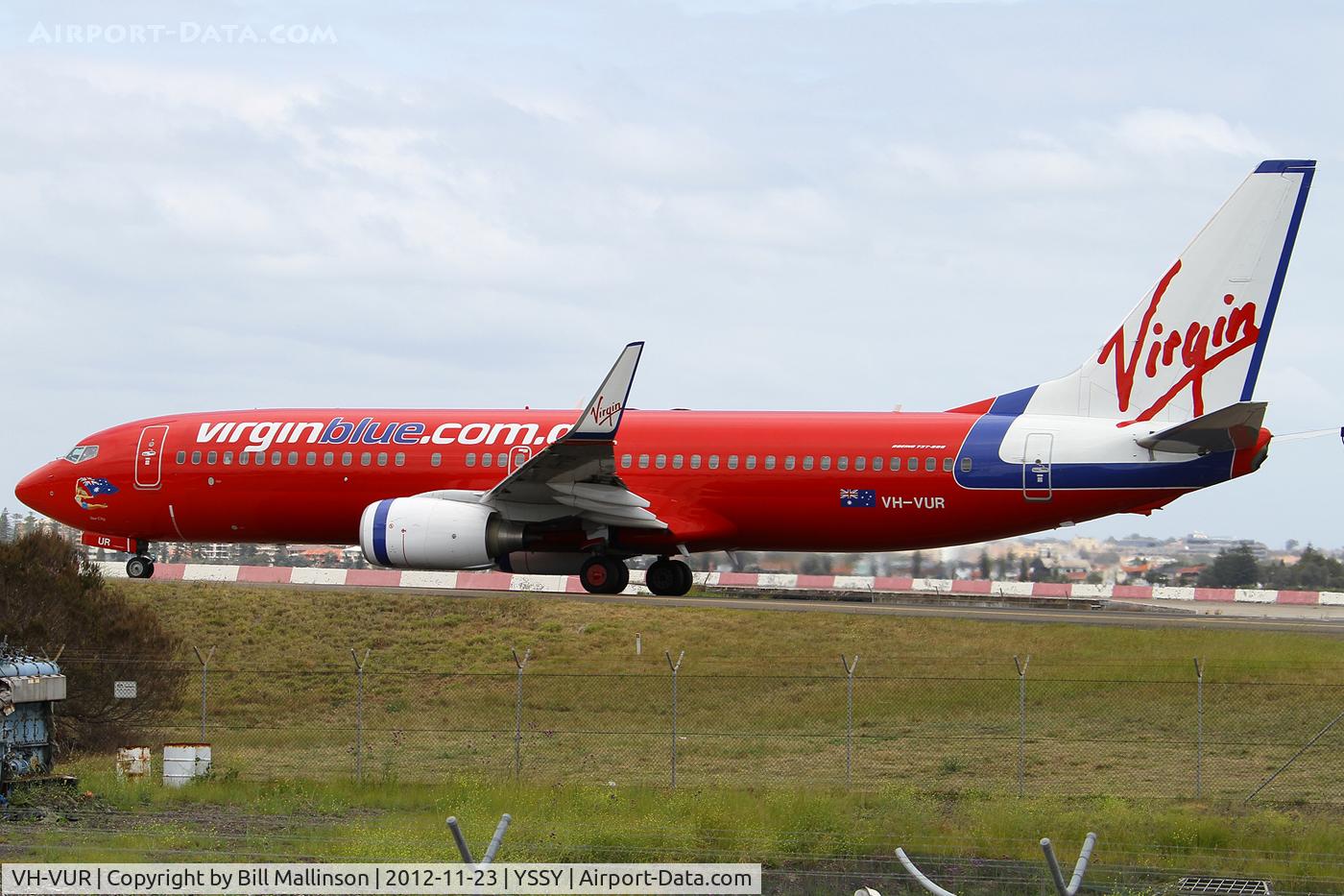 VH-VUR, 2009 Boeing 737-8FE C/N 36606, climbing the hill