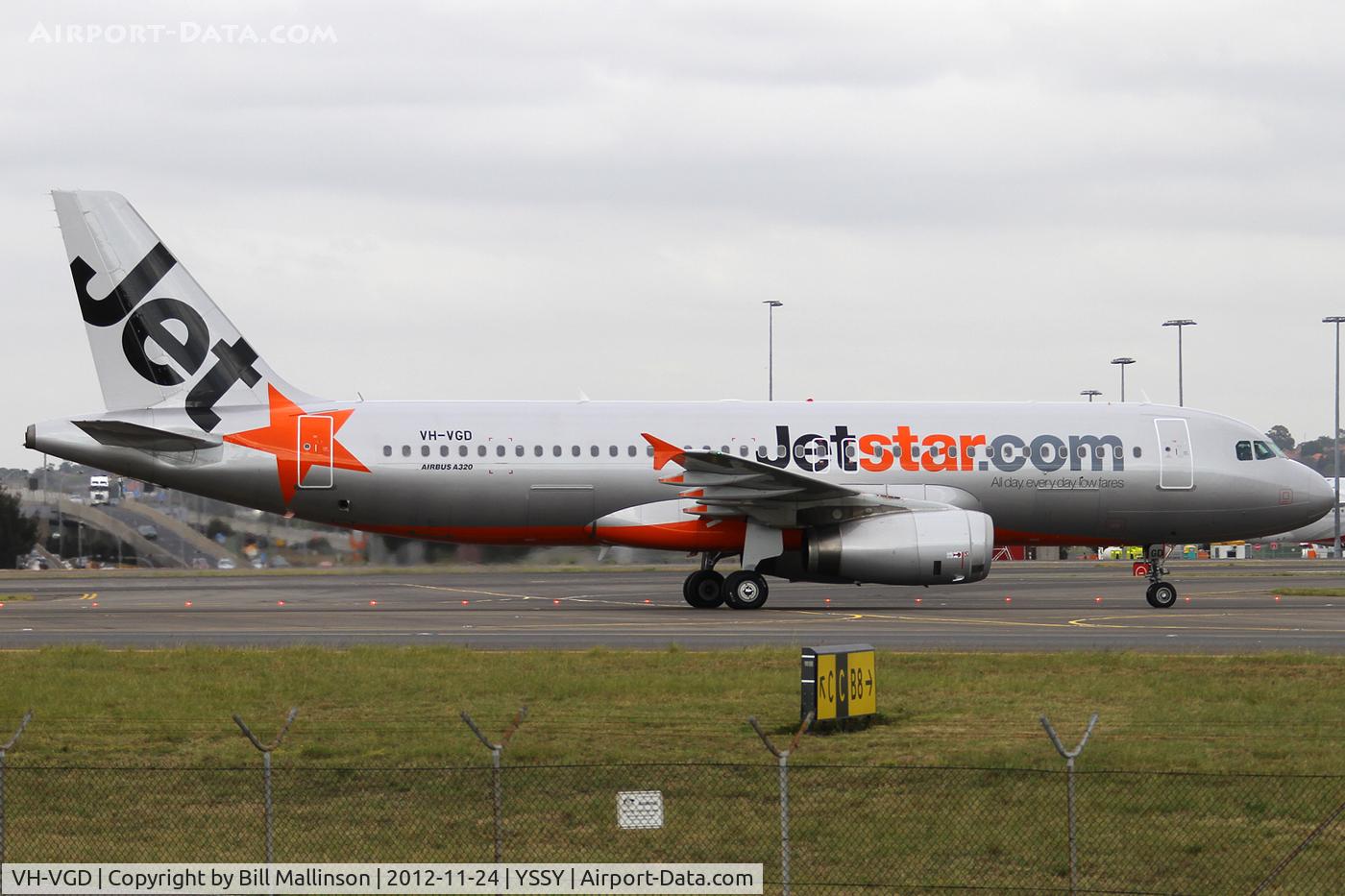 VH-VGD, Airbus A320-232 C/N 4527, taxi from 34R