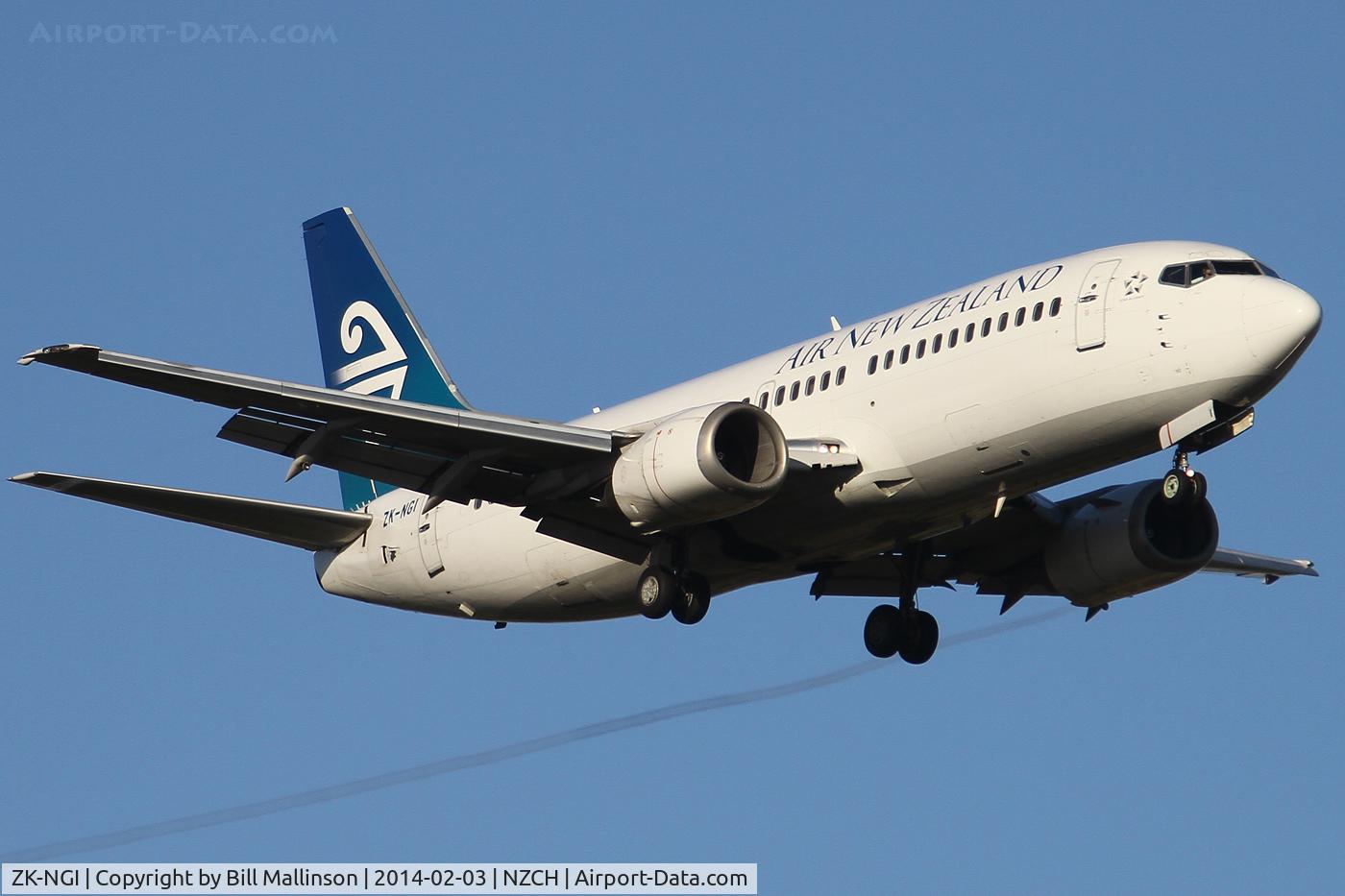ZK-NGI, 1999 Boeing 737-319 C/N 25608, finals to 02