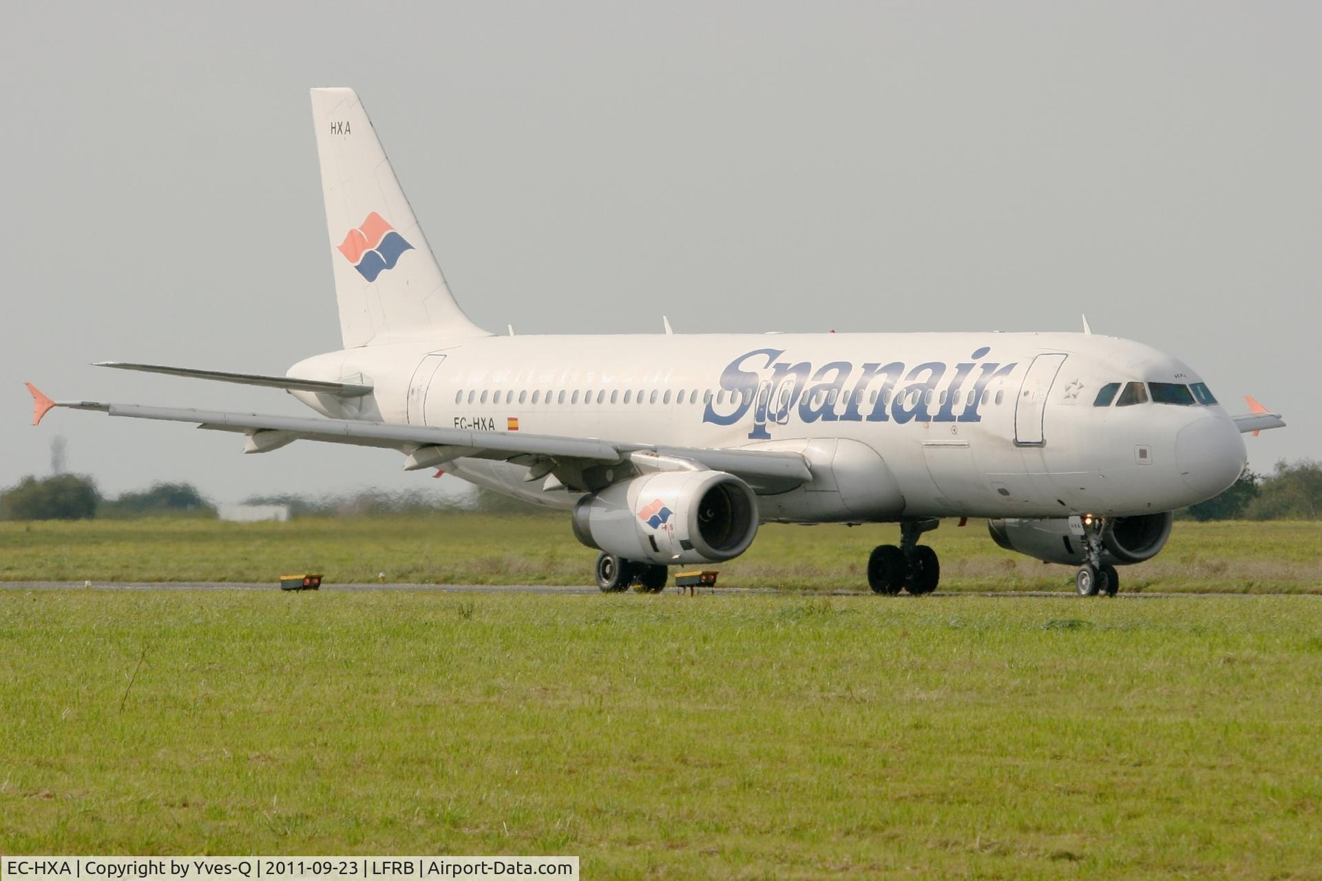 EC-HXA, 2001 Airbus A320-232 C/N 1497, Airbus A320-232, Taxiing to holding point Rwy 25L, Brest-Bretagne Airport (LFRB-BES)