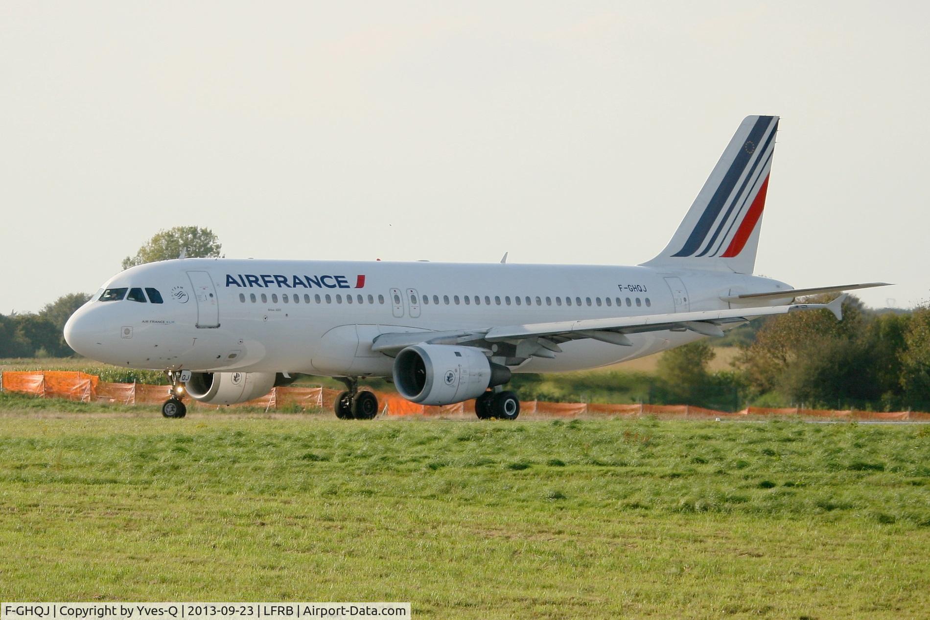 F-GHQJ, 1991 Airbus A320-211 C/N 0214, Airbus A320-211, Holding point Rwy 25L, Brest-Bretagne Airport (LFRB-BES)