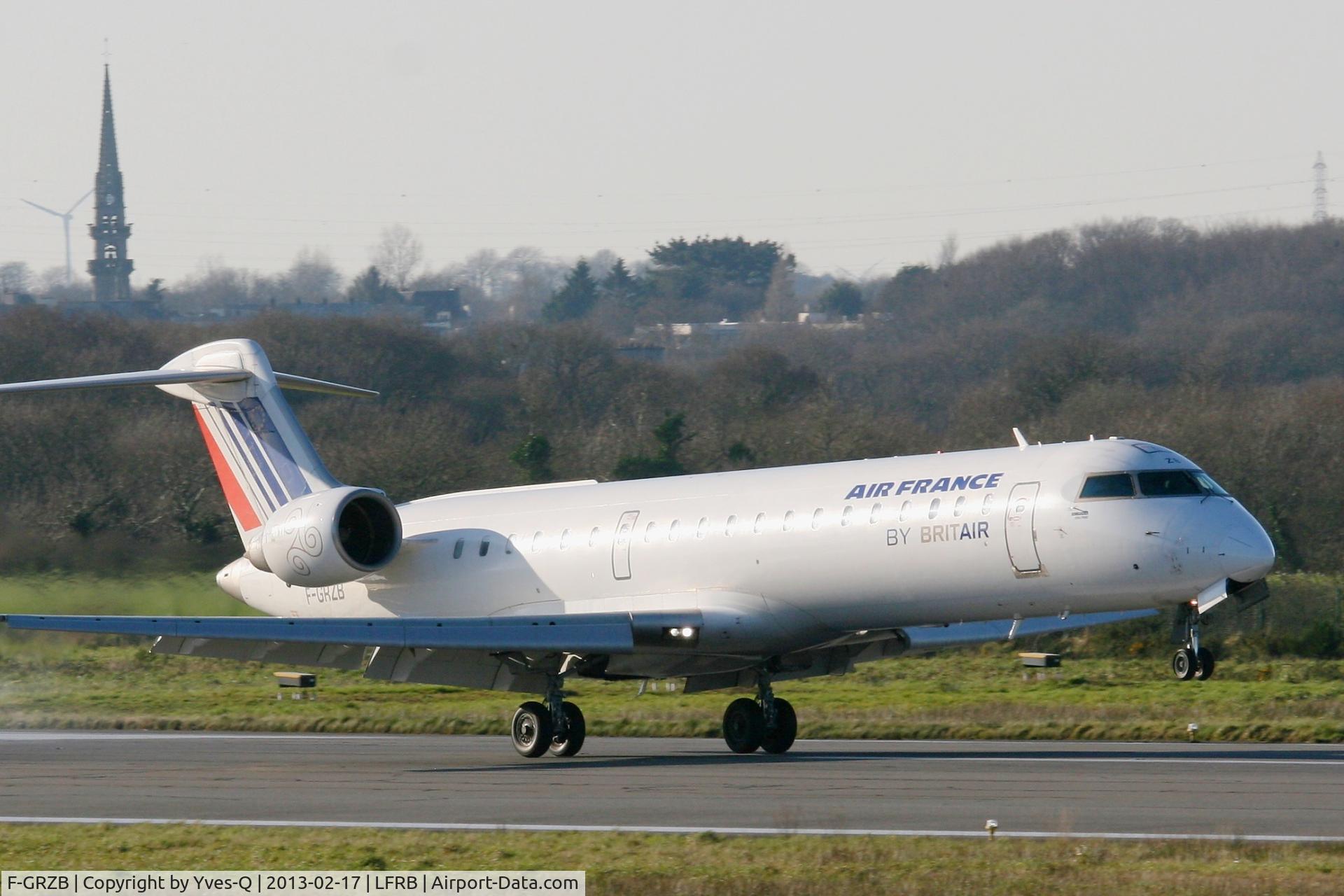 F-GRZB, Canadair CRJ-702 (CL-600-2C10) Regional Jet C/N 10007, Canadair Regional Jet CRJ-702, landing Rwy 07R, Brest-Bretagne Airport (LFRB-BES)