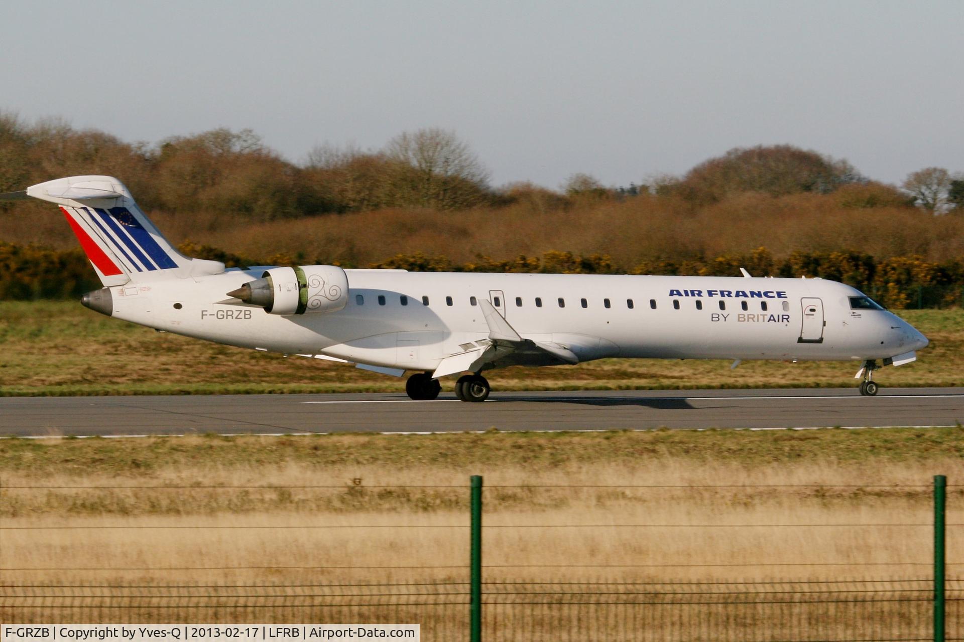 F-GRZB, Canadair CRJ-702 (CL-600-2C10) Regional Jet C/N 10007, Canadair Regional Jet CRJ-702, Reverse thrust landing Rwy 07R, Brest-Bretagne Airport (LFRB-BES)