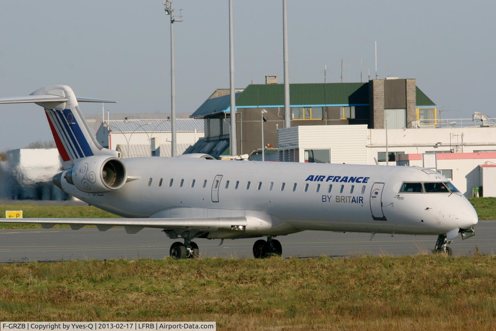 F-GRZB, Canadair CRJ-702 (CL-600-2C10) Regional Jet C/N 10007, Canadair Regional Jet CRJ-702, Taxiing to boarding area, Brest-Bretagne Airport (LFRB-BES)