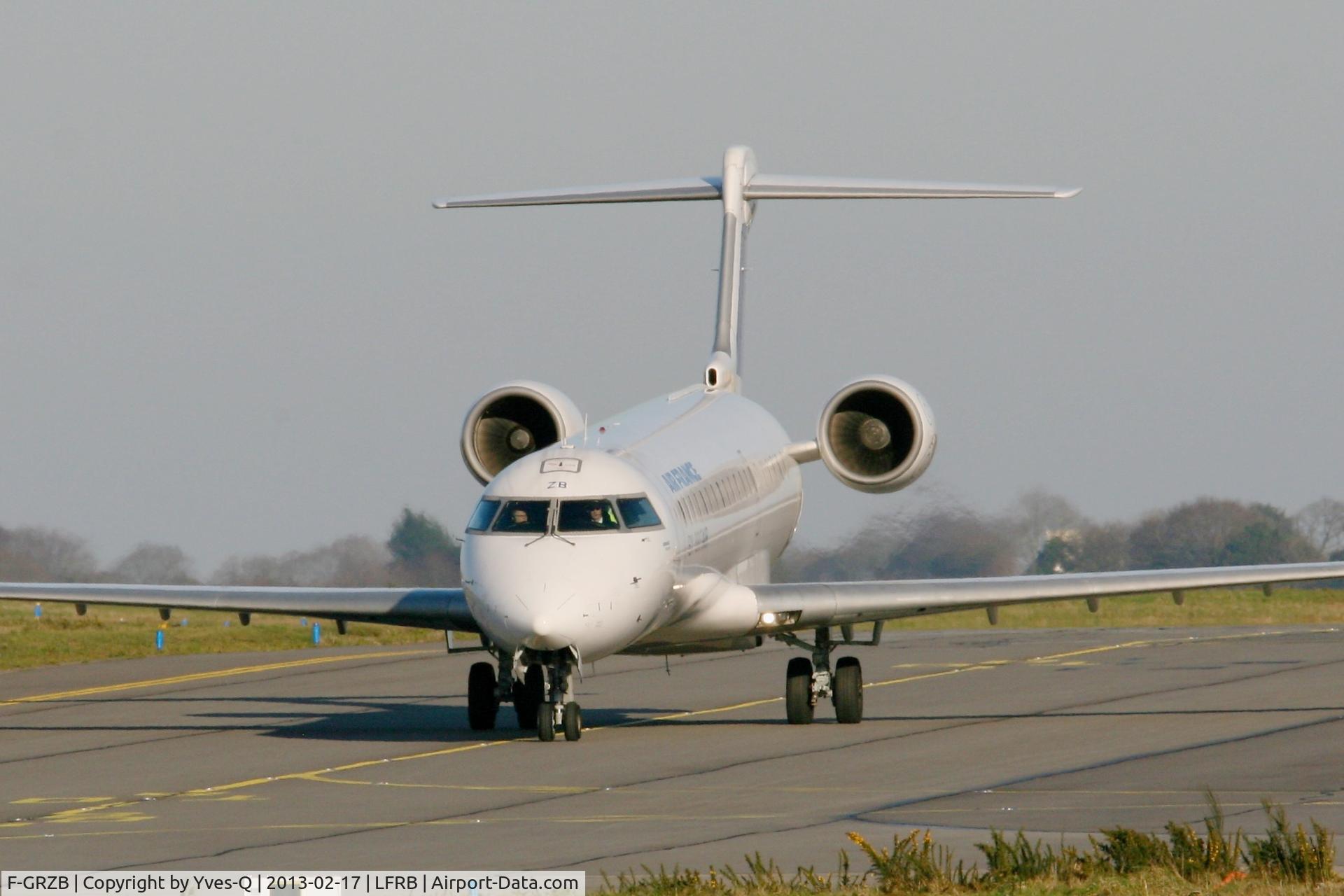 F-GRZB, Canadair CRJ-702 (CL-600-2C10) Regional Jet C/N 10007, Canadair Regional Jet CRJ-702, Taxiing to boarding area, Brest-Bretagne Airport (LFRB-BES)