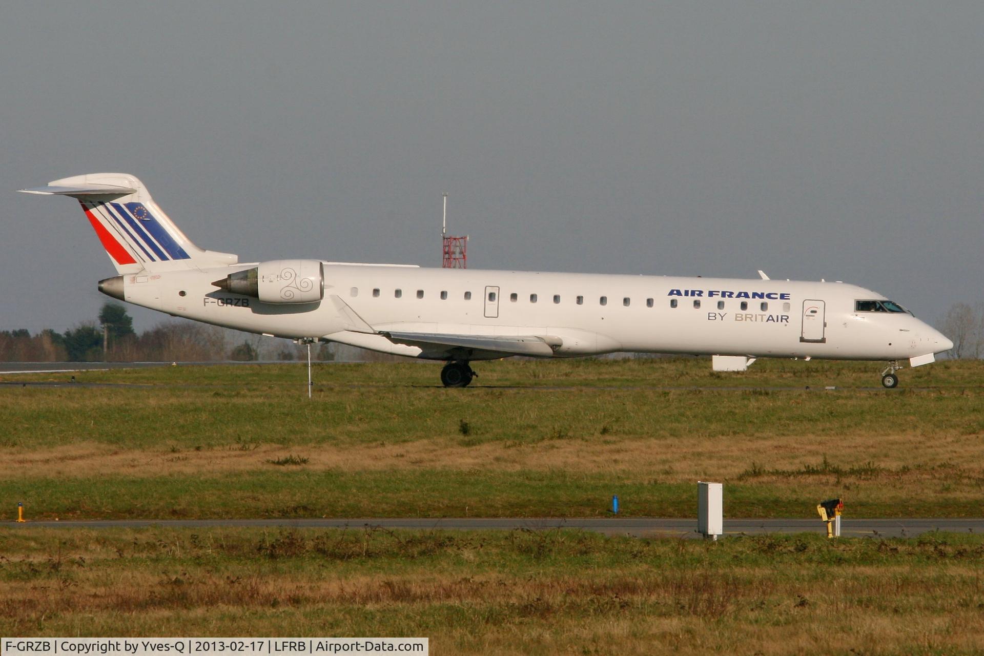 F-GRZB, Canadair CRJ-702 (CL-600-2C10) Regional Jet C/N 10007, Canadair Regional Jet CRJ-702, Taxiing to boarding area, Brest-Bretagne Airport (LFRB-BES)