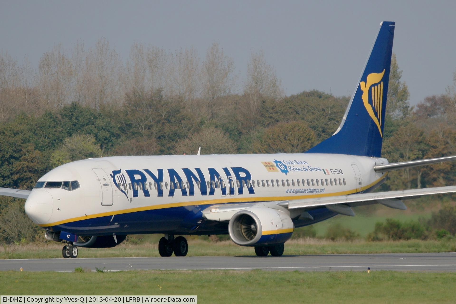 EI-DHZ, 2005 Boeing 737-8AS C/N 33583, Boeing 737-8AS, Holding point Rwy 25L, Brest-Bretagne Airport (LFRB-BES)