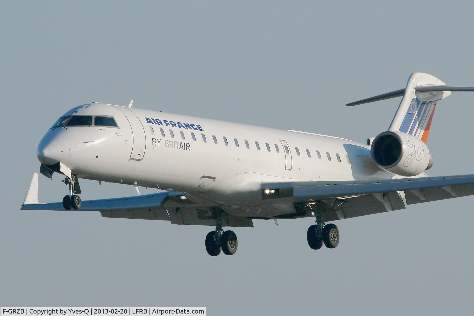 F-GRZB, Canadair CRJ-702 (CL-600-2C10) Regional Jet C/N 10007, Canadair Regional Jet CRJ-702, Short approach Rwy 25L, Brest-Bretagne Airport (LFRB-BES)