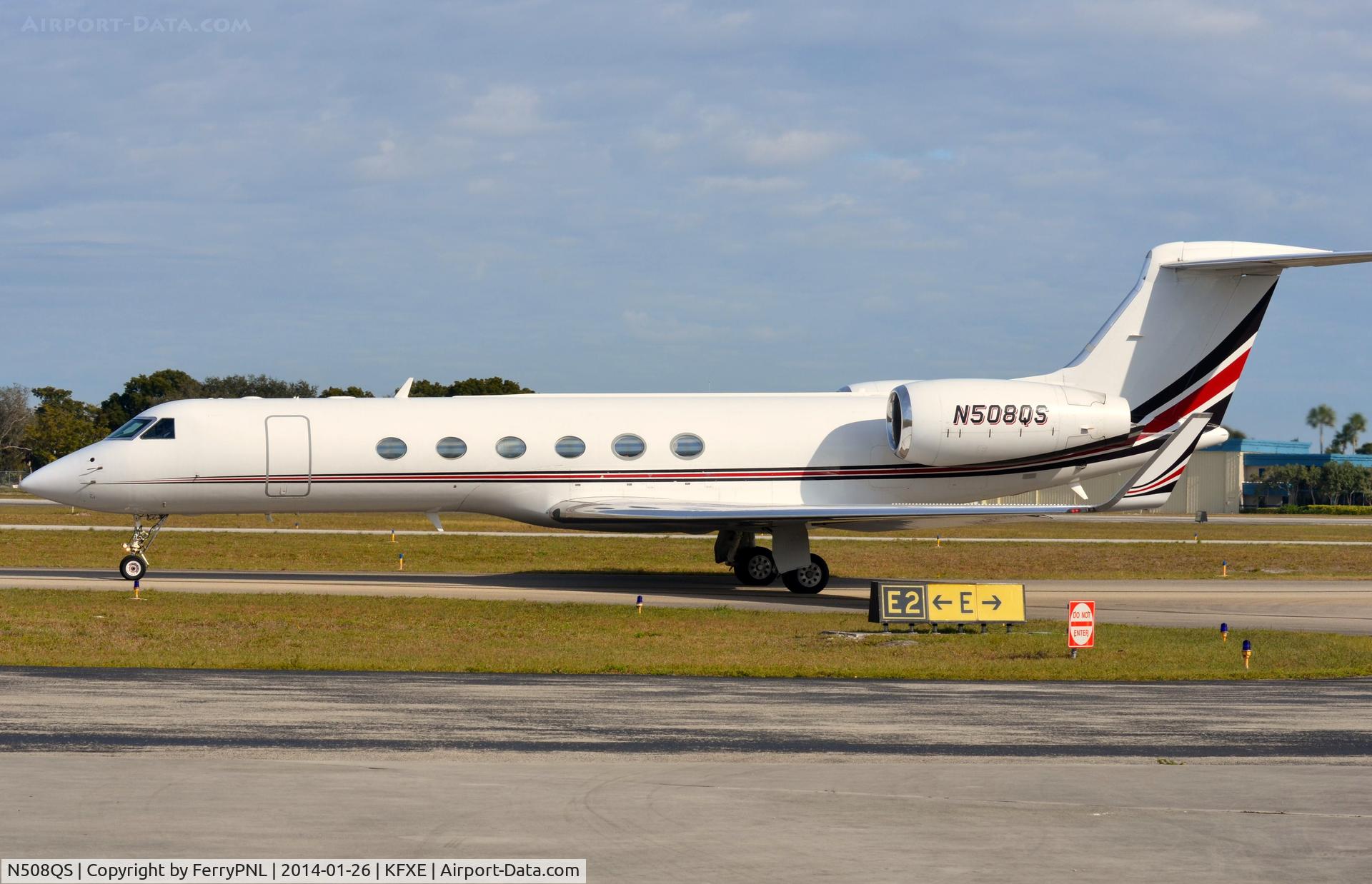 N508QS, 2001 Gulfstream Aerospace G-V C/N 631, Netjets G5 taxying for departure.