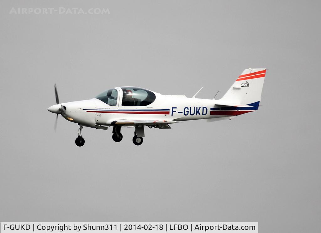 F-GUKD, 2007 Grob G-120A-F C/N 85038, Landing rwy 32R...