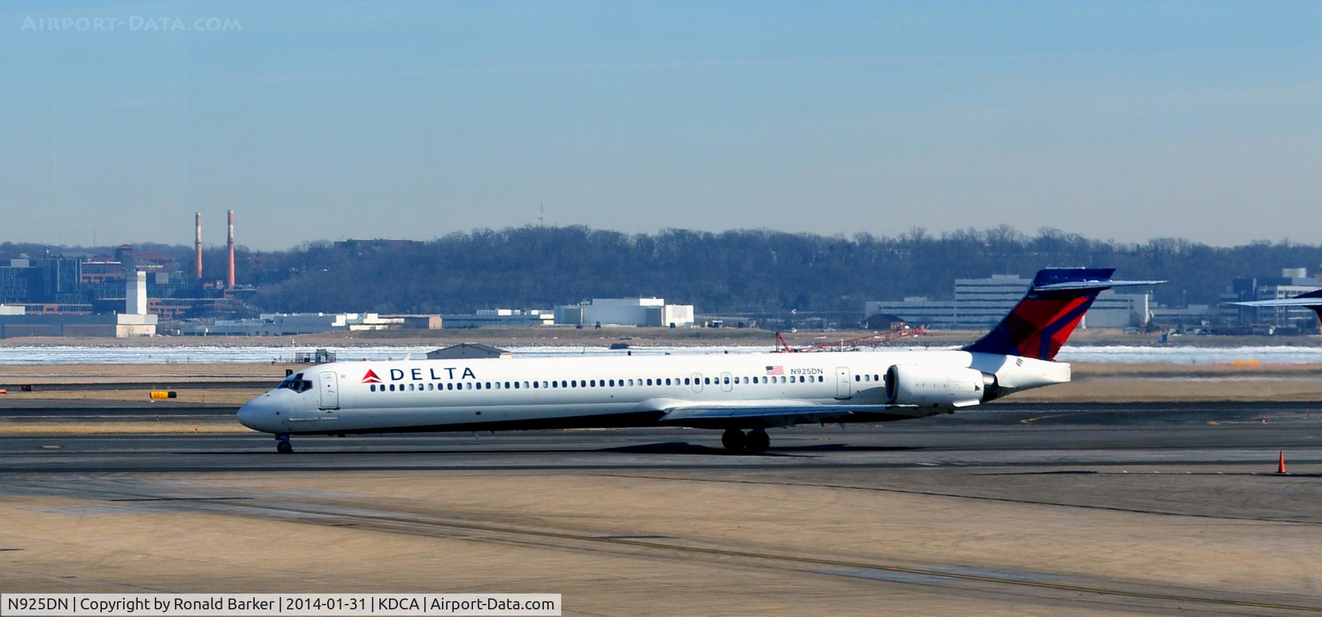 N925DN, 1998 McDonnell Douglas MD-90-30 C/N 53587, Taxi National