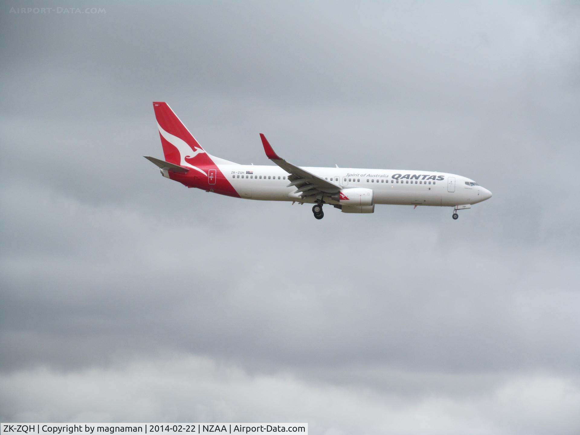 ZK-ZQH, 2011 Boeing 737-838 C/N 39357, landing at AKL