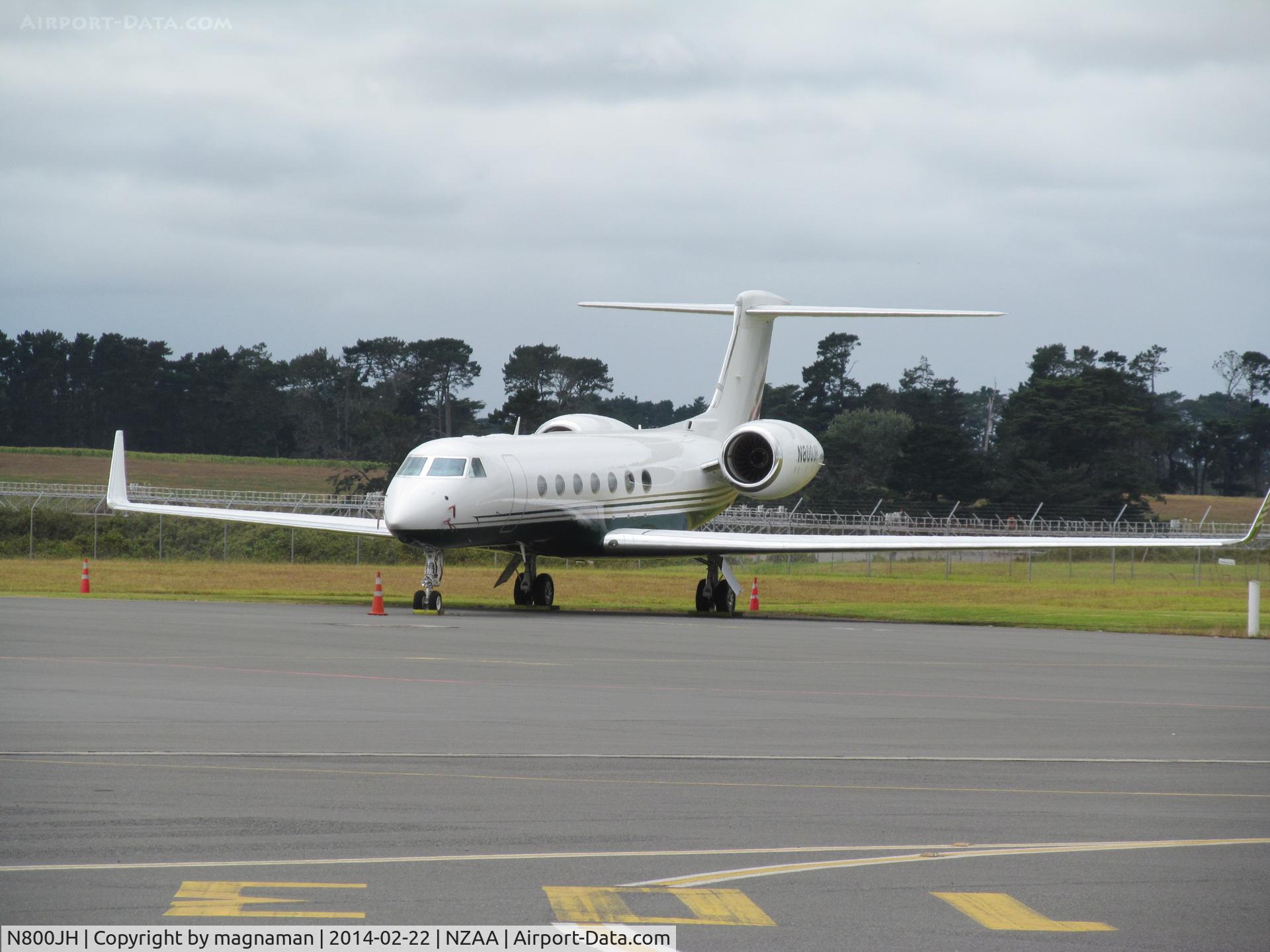 N800JH, 2005 Gulfstream Aerospace GV-SP (G550) C/N 5073, View from outside biz reception