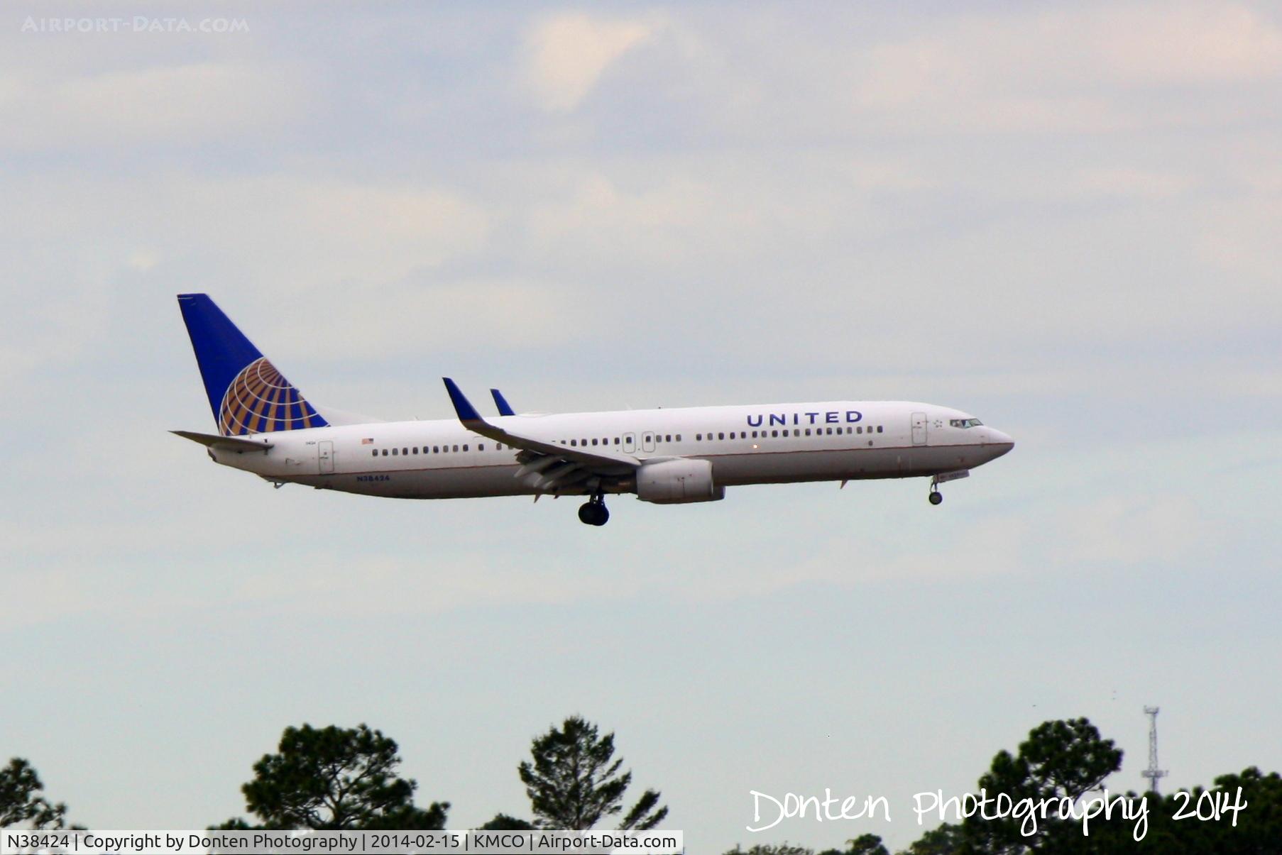 N38424, 2008 Boeing 737-924/ER C/N 37095, United Flight 1294 (N38424) arrives at Orlando International Airport following a flight from Houston Bush Intercontinental Airport