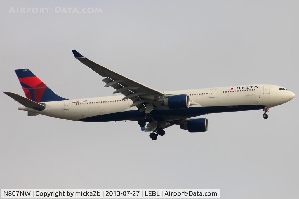 N807NW, 2004 Airbus A330-323 C/N 0588, Landing