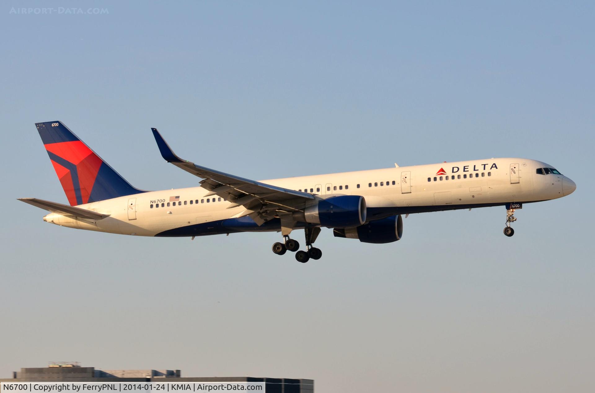 N6700, 1999 Boeing 757-232 C/N 30337, Delta B752 aariving in MIA