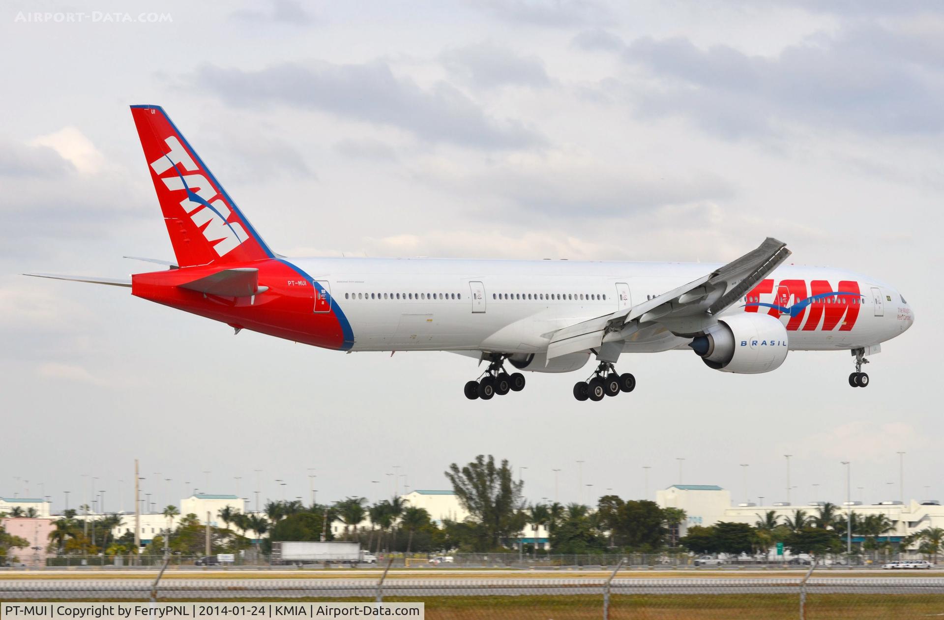 PT-MUI, 2013 Boeing 777-32W/ER C/N 40589, New TAM B773  landing in MIA