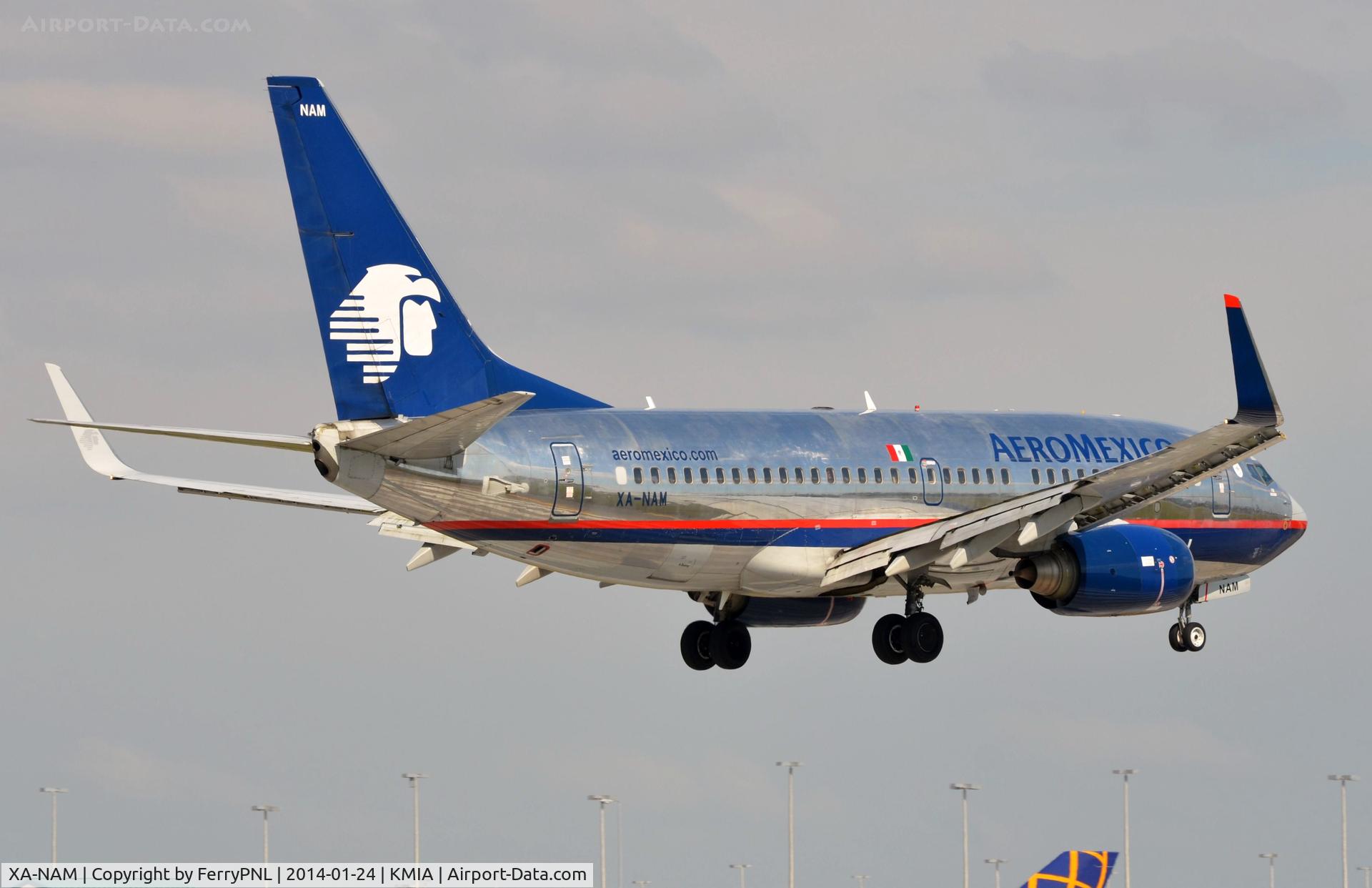 XA-NAM, 2004 Boeing 737-752 C/N 33790, AM B737 about to land.