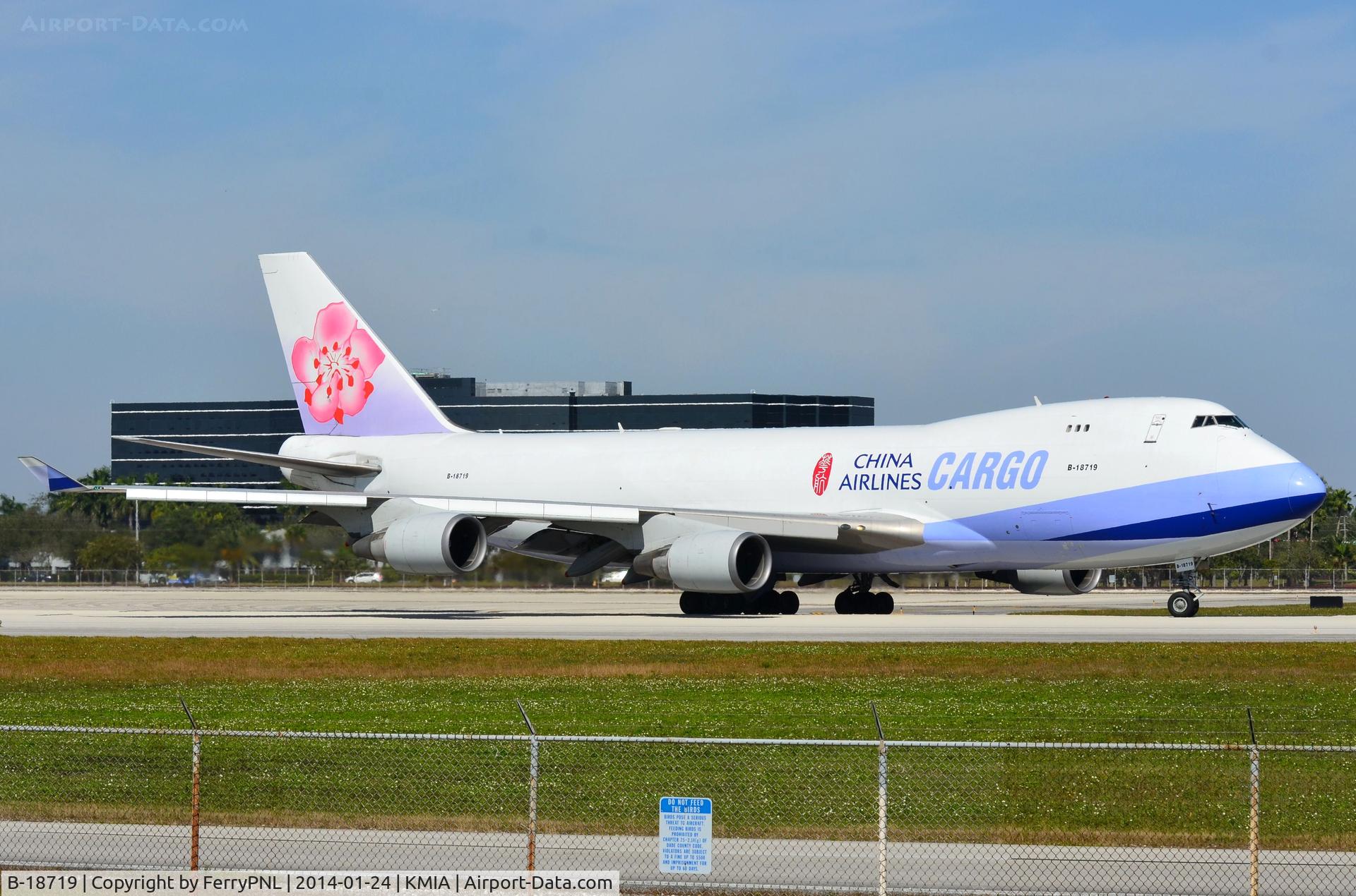 B-18719, 2005 Boeing 747-409F/SCD C/N 33739, China Airlines B744F lining-up