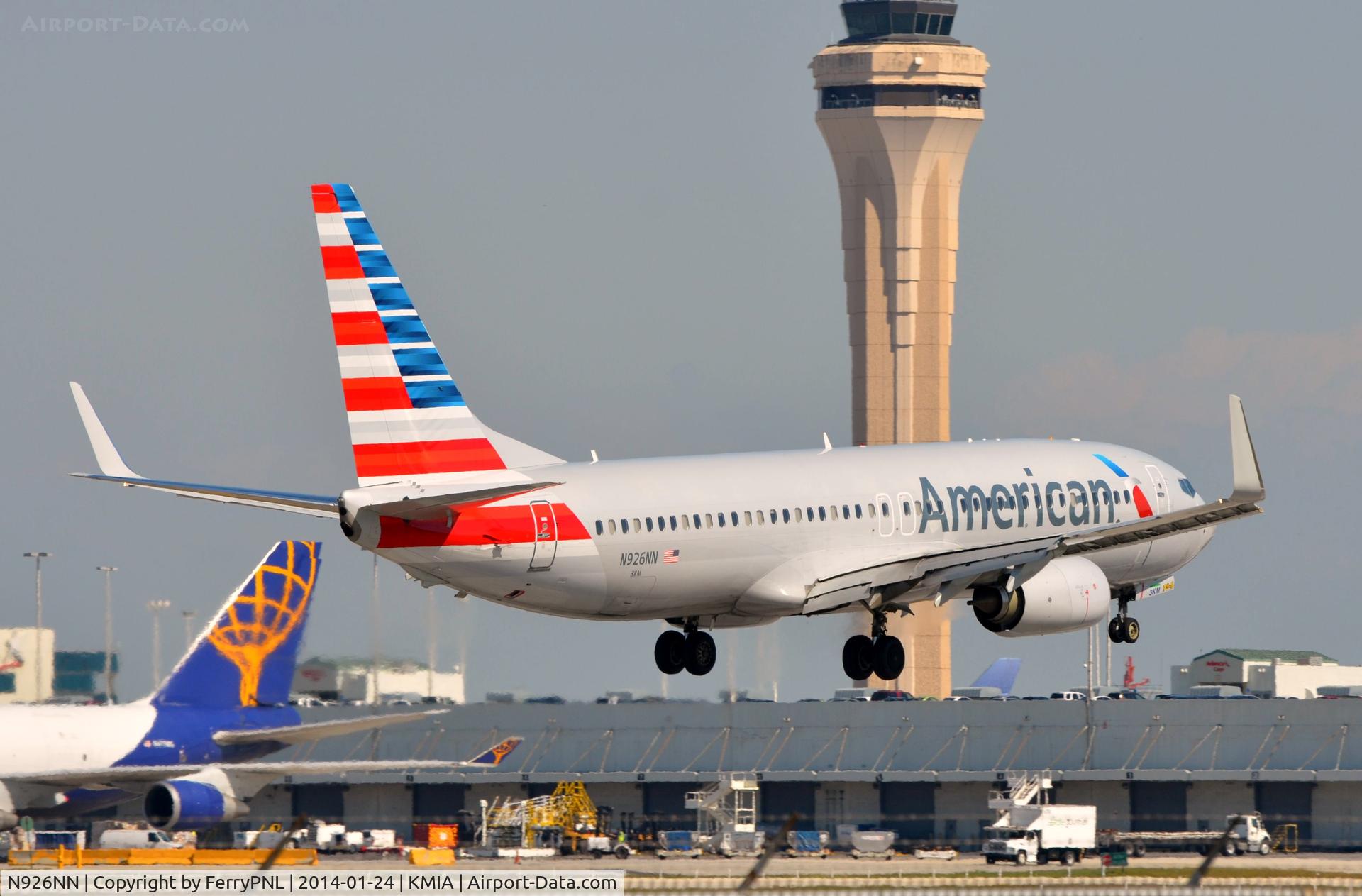 N926NN, 2013 Boeing 737-823 C/N 33321, American B738 in new colors landing.