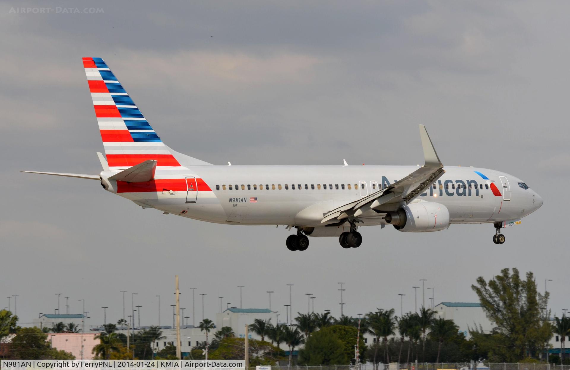 N981AN, 2009 Boeing 737-823 C/N 29569, AA B738 about to land.