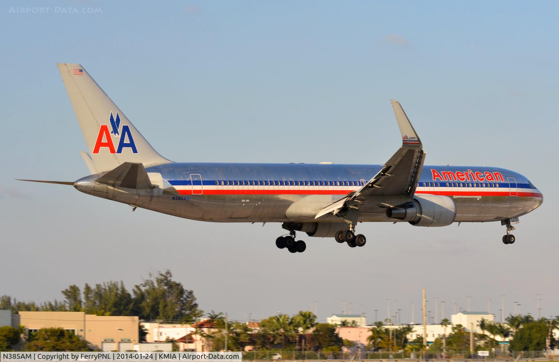 N385AM, 1994 Boeing 767-323 C/N 27059, American B763 landing