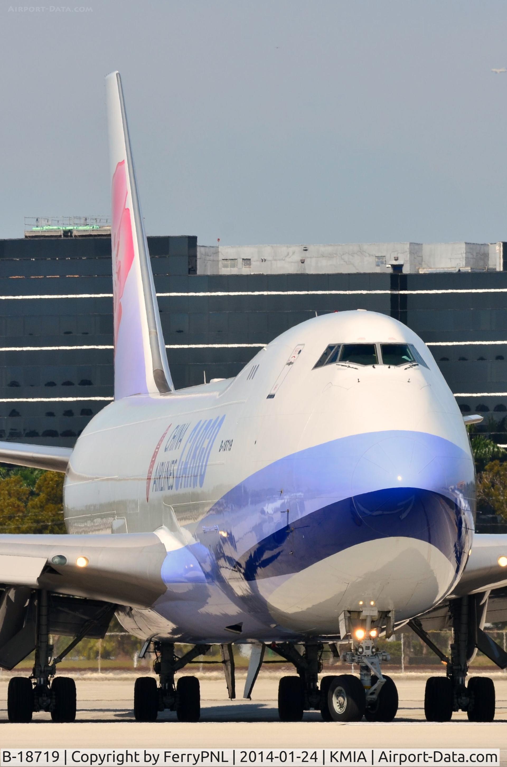 B-18719, 2005 Boeing 747-409F/SCD C/N 33739, China Airlines B744F lining up