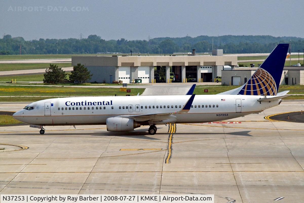 N37253, 2000 Boeing 737-824 C/N 30584, Boeing 737-824 [30584] (Continental Airlines) Milwaukee~N 27/07/2008