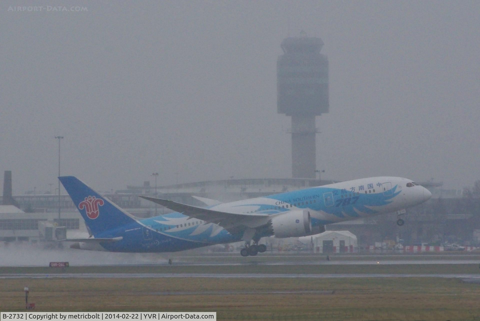 B-2732, 2013 Boeing 787-8 Dreamliner C/N 34926, Rainy day departure to Guangzhou