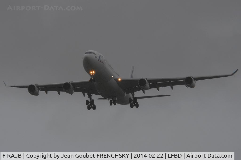 F-RAJB, 1995 Airbus A340-212 C/N 081, COTAM 1054 landing runway wet 23