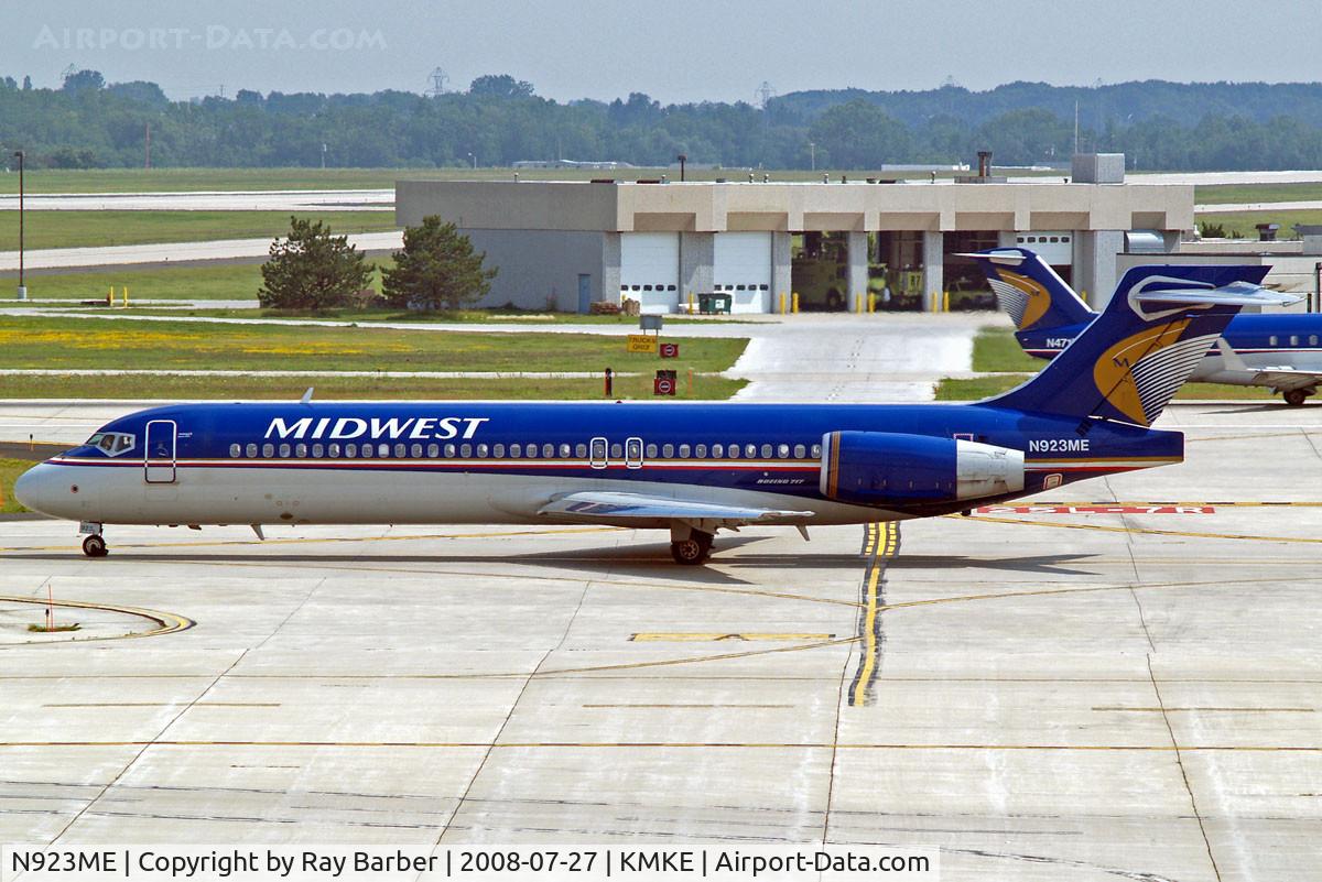 N923ME, 2005 Boeing 717-2BL C/N 55185, Boeing 717-2BL [55185] (Midwest Airlines) Milwaukee~N 27/07/2008