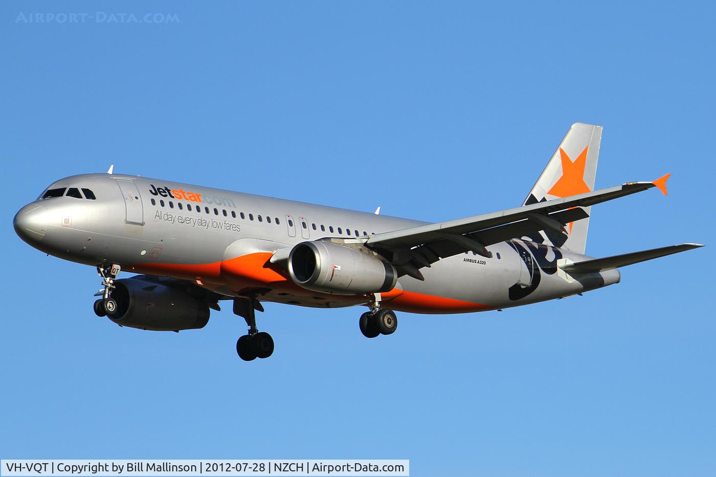VH-VQT, 2005 Airbus A320-232 C/N 2475, finals to 02