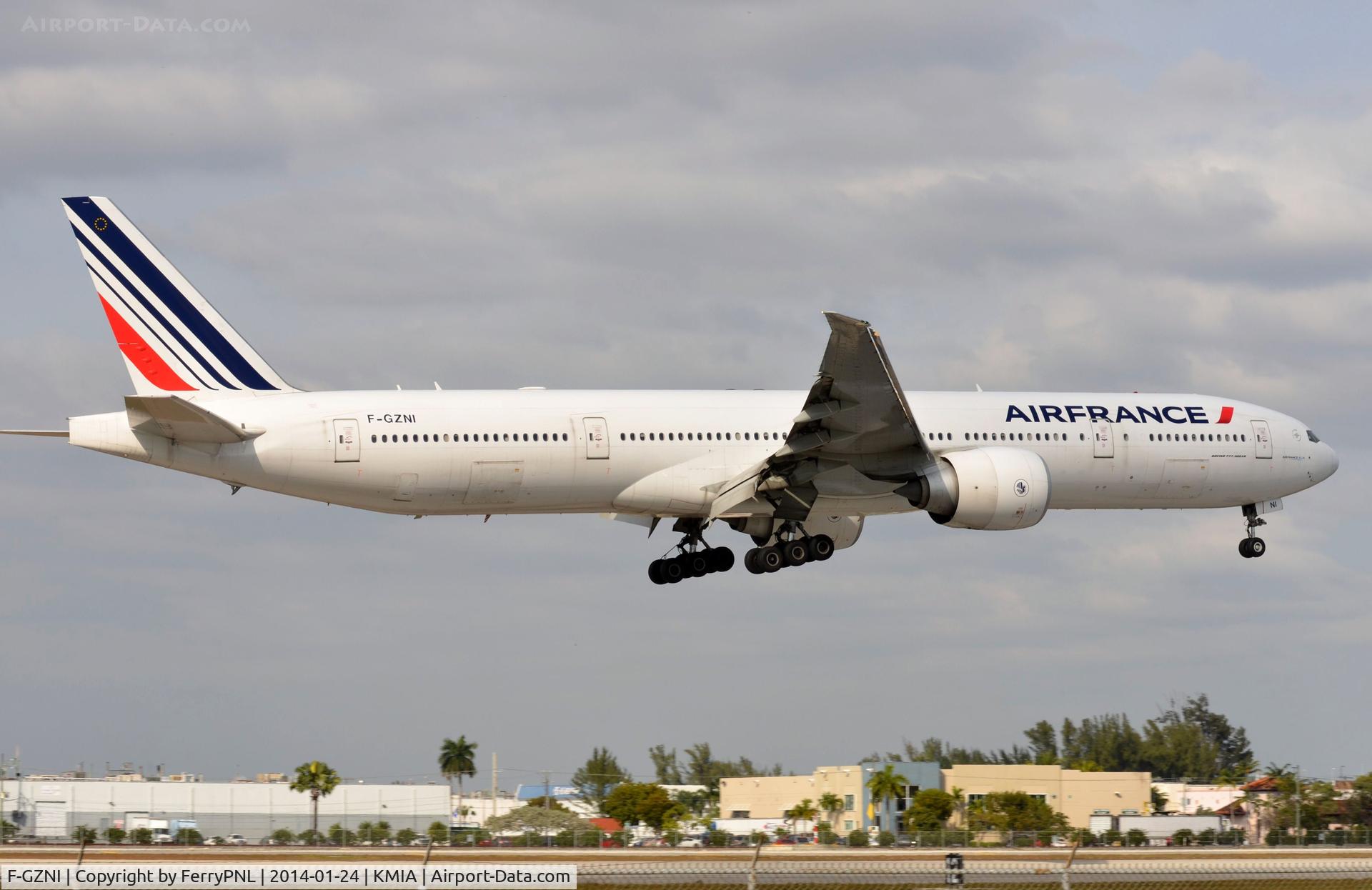 F-GZNI, 2011 Boeing 777-328/ER C/N 39973, AF B773 landing