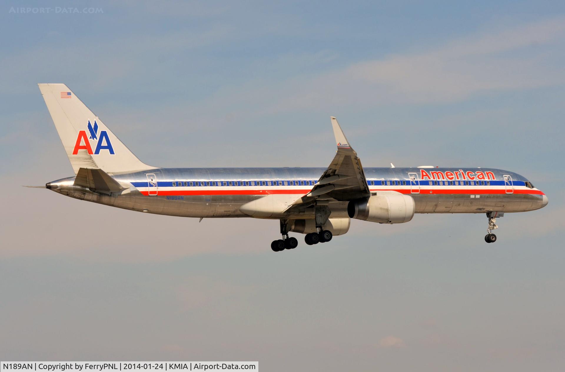 N189AN, 2001 Boeing 757-223 C/N 32383, American B752 coming in.