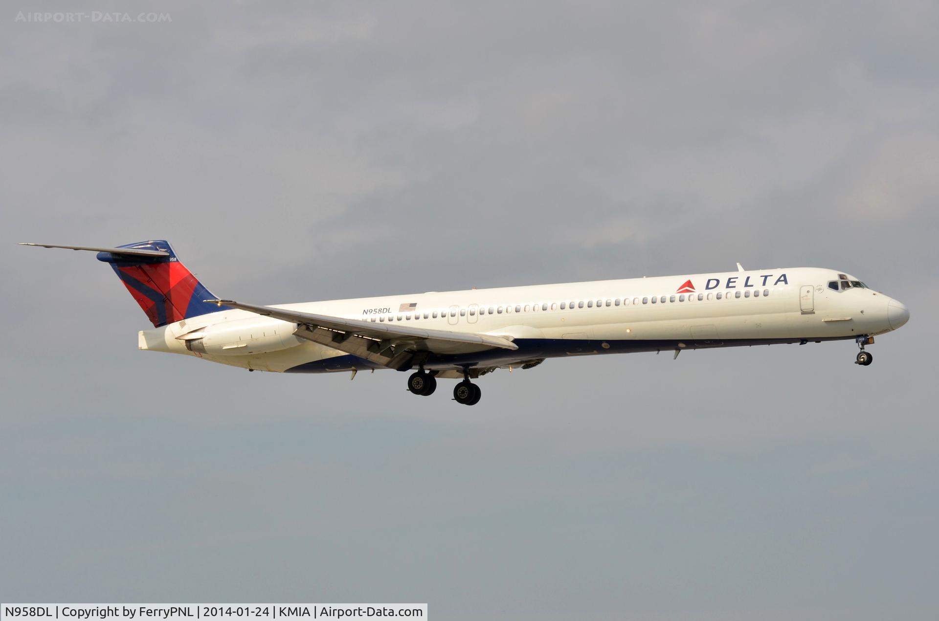 N958DL, 1990 McDonnell Douglas MD-88 C/N 49977, Delta MD88 landing