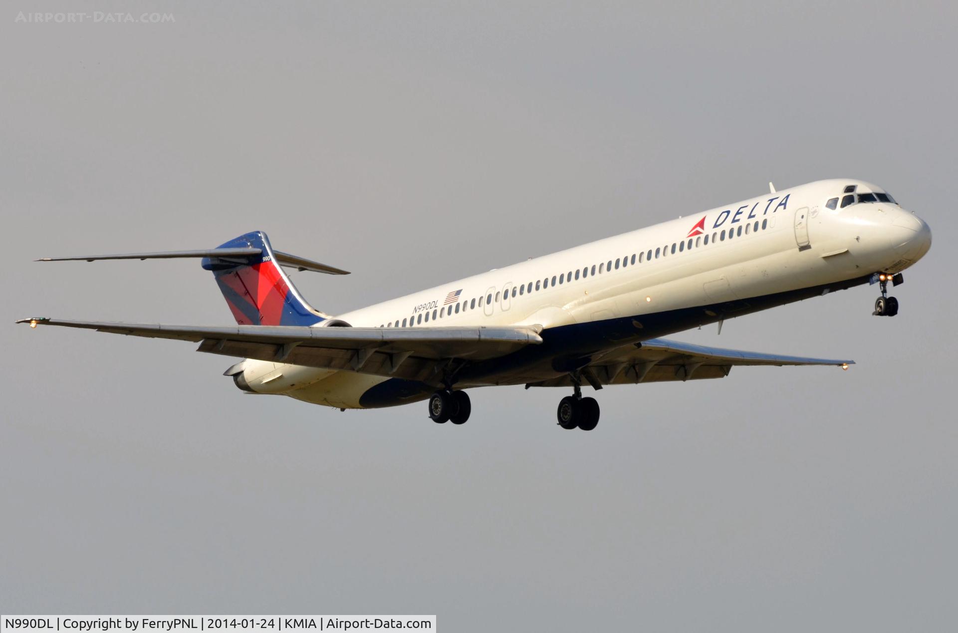 N990DL, 1991 McDonnell Douglas MD-88 C/N 53342, Delta MD88 on finals.