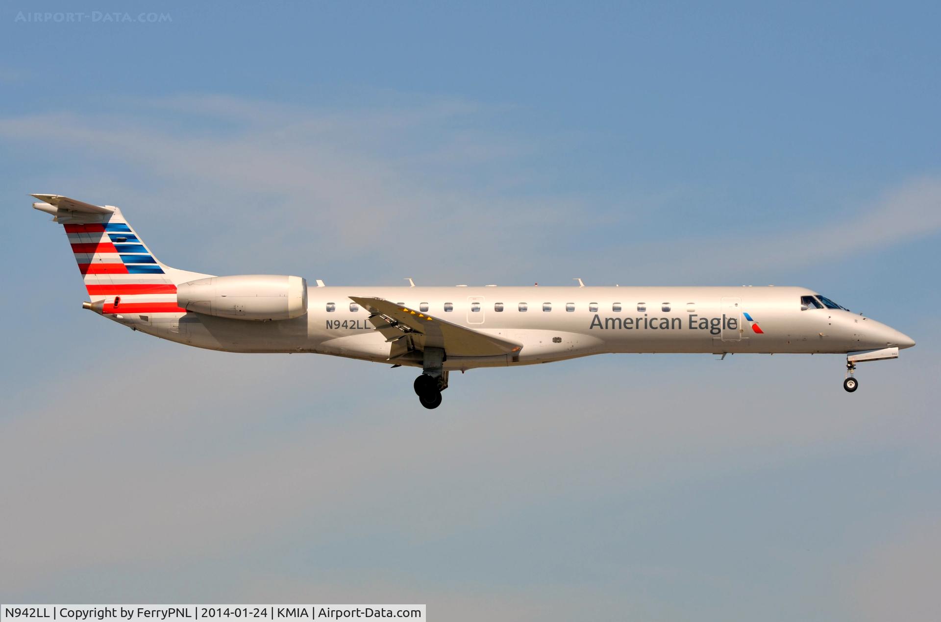 N942LL, 2005 Embraer ERJ-145LR (EMB-145LR) C/N 14500930, American Eagle ERJ145 at its 2nd attempt to land.