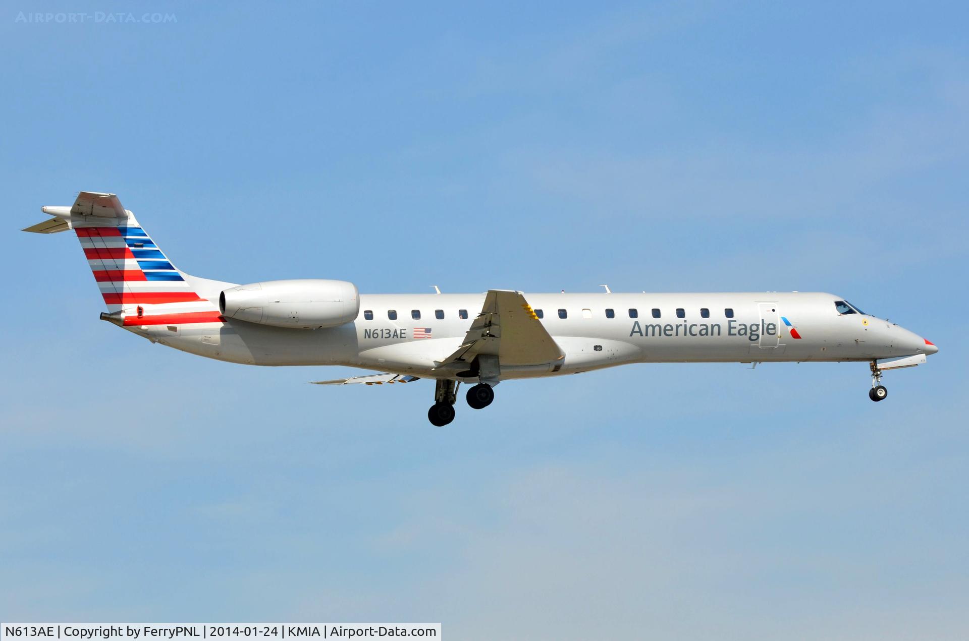 N613AE, 1998 Embraer ERJ-145LR (EMB-145LR) C/N 145081, American Eagle ERJ145 landing