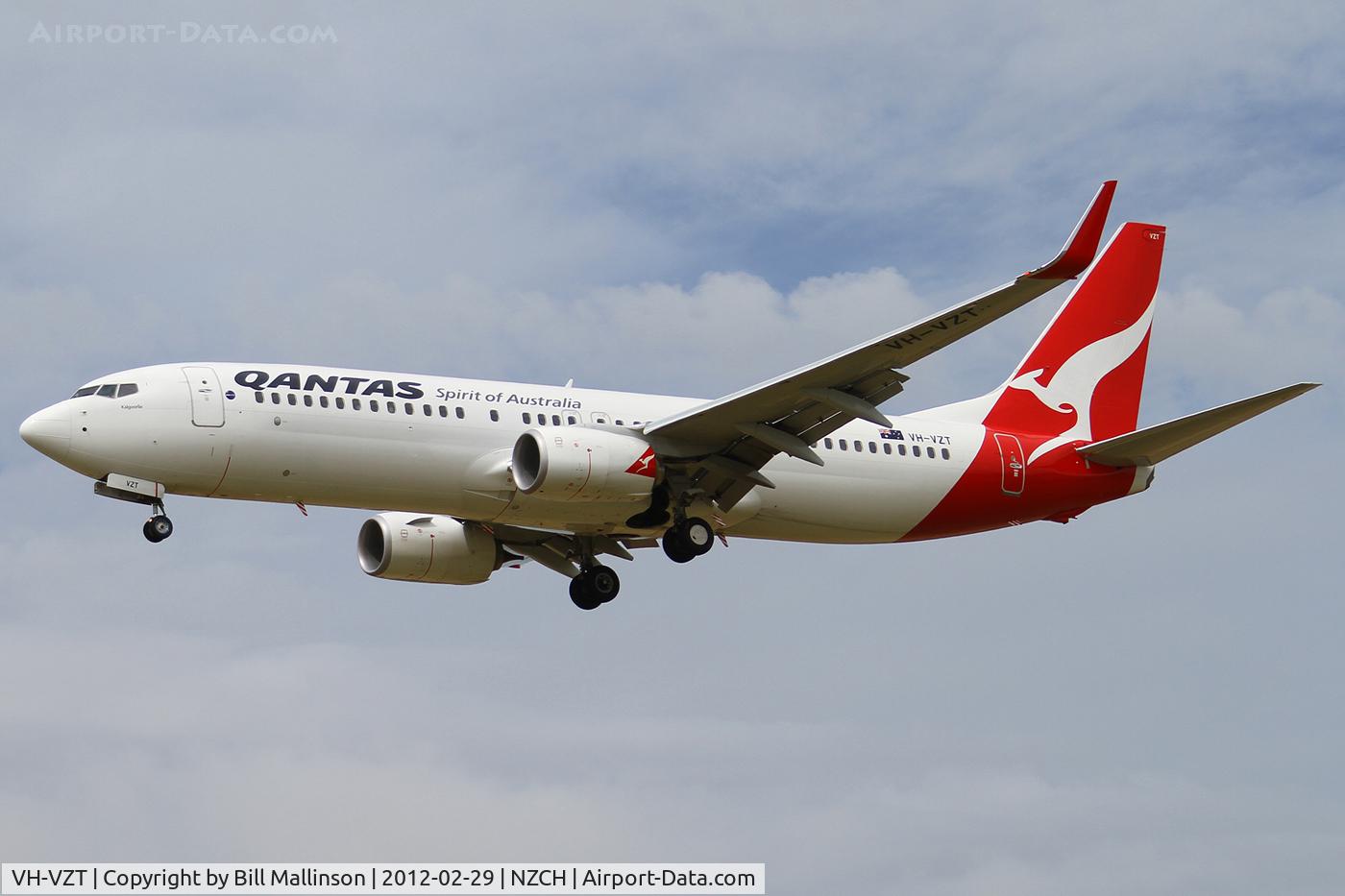 VH-VZT, 2011 Boeing 737-838 C/N 34186, arriving as QF45