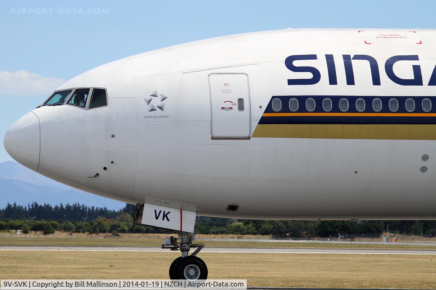 9V-SVK, 2002 Boeing 777-212/ER C/N 28520, SQ298 taxiing to 02