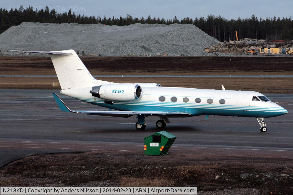 N218KD, 1991 Gulfstream Aerospace G-IV C/N 1164, Taxiing out for departure to New Delhi, India.