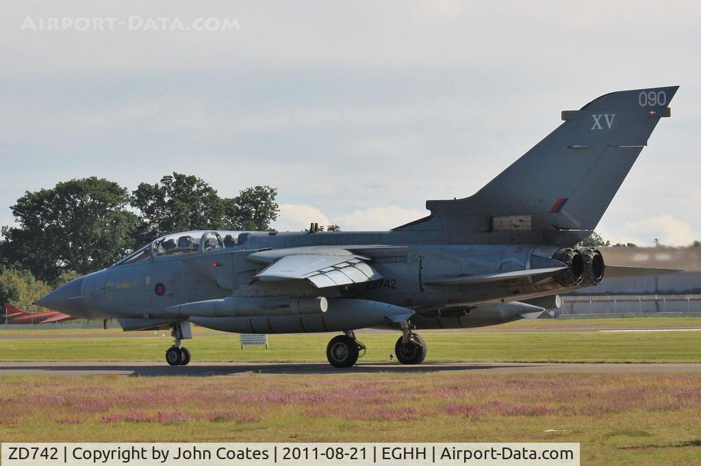 ZD742, 1984 Panavia Tornado GR.4 C/N 364/BT041/3168, Taxiing to depart to seafront show