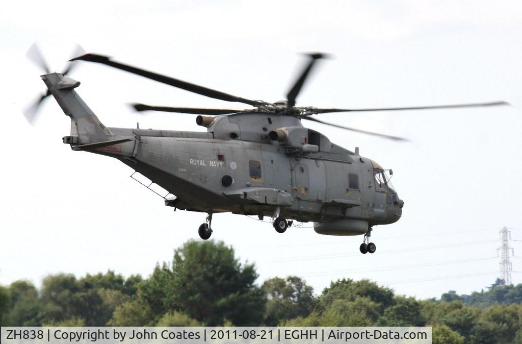 ZH838, 1999 AgustaWestland EH-101 Merlin HM1 (Mk111) C/N 50077/RN18, Departing to seafront show